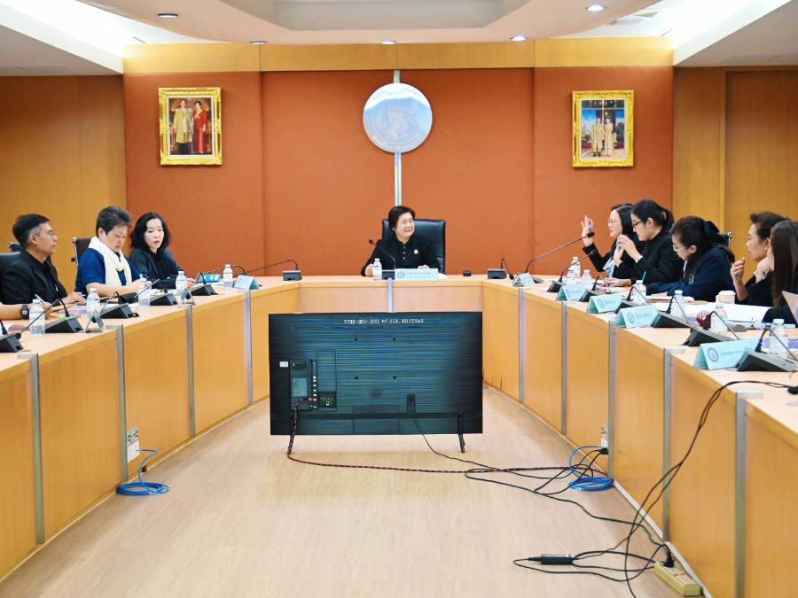 กระทรวงอุตสาหกรรม เป็นเจ้าภาพจัดเลี้ยงอาหาร 3,000 ชุด บริการประชาชนที่มาถวายสักการะพระบรมศพพระบรมราชชนนีพันปีหลวง ณ ท้องสนามหลวง