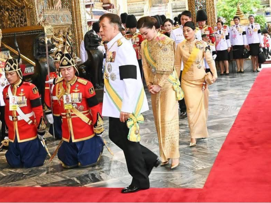 ปลัดฯ? ณัฐพล? เข้าเฝ้ารับเสด็จพระบาทสมเด็จพระเจ้าอยู่หัว และสมเด็จพระนางเจ้าฯ พระบรมราชินี เสด็จฯ ไปในการพระราชพิธี เฉลิมพระชนมพรรษา